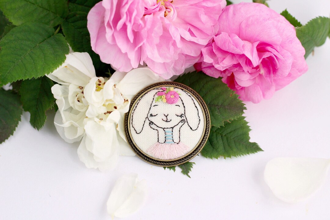 Broche Lapin Fleur Rose – émail, Broche De Fête, Banquet, Accessoire Maria7637