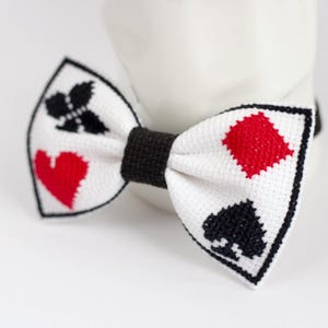 Papillon ricamato con carte da uomo, papillon con carte da punto croce, regali per giocatori di poker, regali per giocatori di carte, feste in casinò, carte da gioco