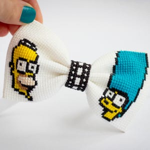 Stickerei Fliege mit Simpson, Kreuzstich Simpson Familie Fliege, Simpsons Homer und Marge, Cartoon Simpsons, Stil Fliege für meinen Sohn