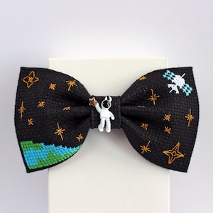 Pajarita bordada con galaxia, accesorio de punto de cruz negro, regalo para amantes de la astronomía.
