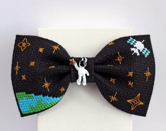 Pajarita con diseño de galaxia bordada, accesorio hecho a mano en punto de cruz, regalo ideal para amantes de la astronomía.