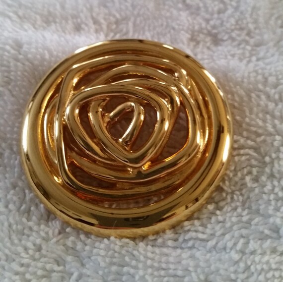 gold round brooch