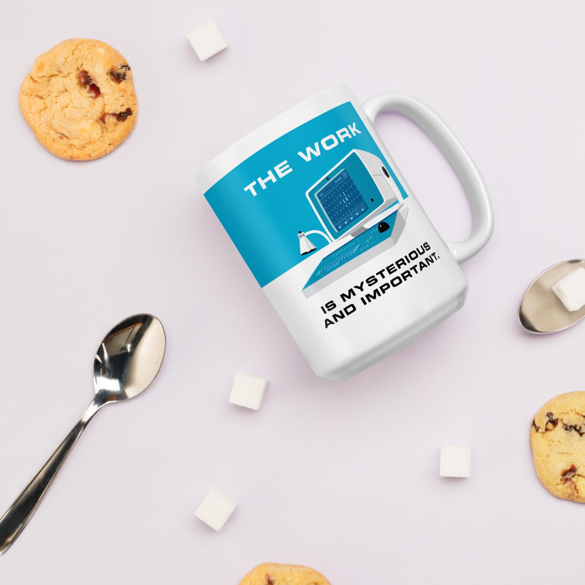 Die Arbeit ist geheimnisvoll und wichtig – Abfindung – 15 oz große weiße Keramiktasse – Lumon Industries