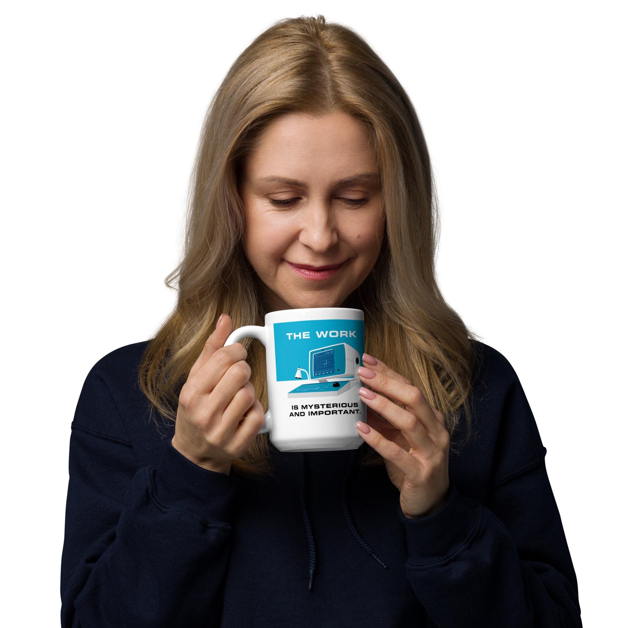 Die Arbeit ist geheimnisvoll und wichtig – Abfindung – 15 oz große weiße Keramiktasse – Lumon Industries