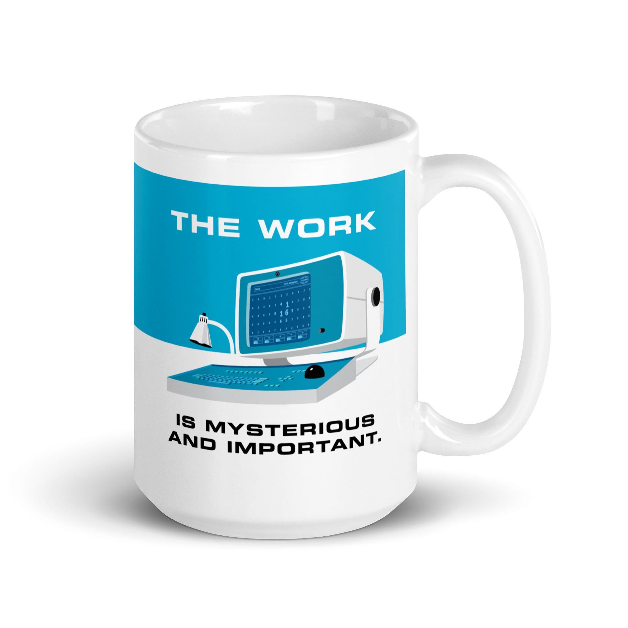 Die Arbeit ist geheimnisvoll und wichtig – Abfindung – 15 oz große weiße Keramiktasse – Lumon Industries