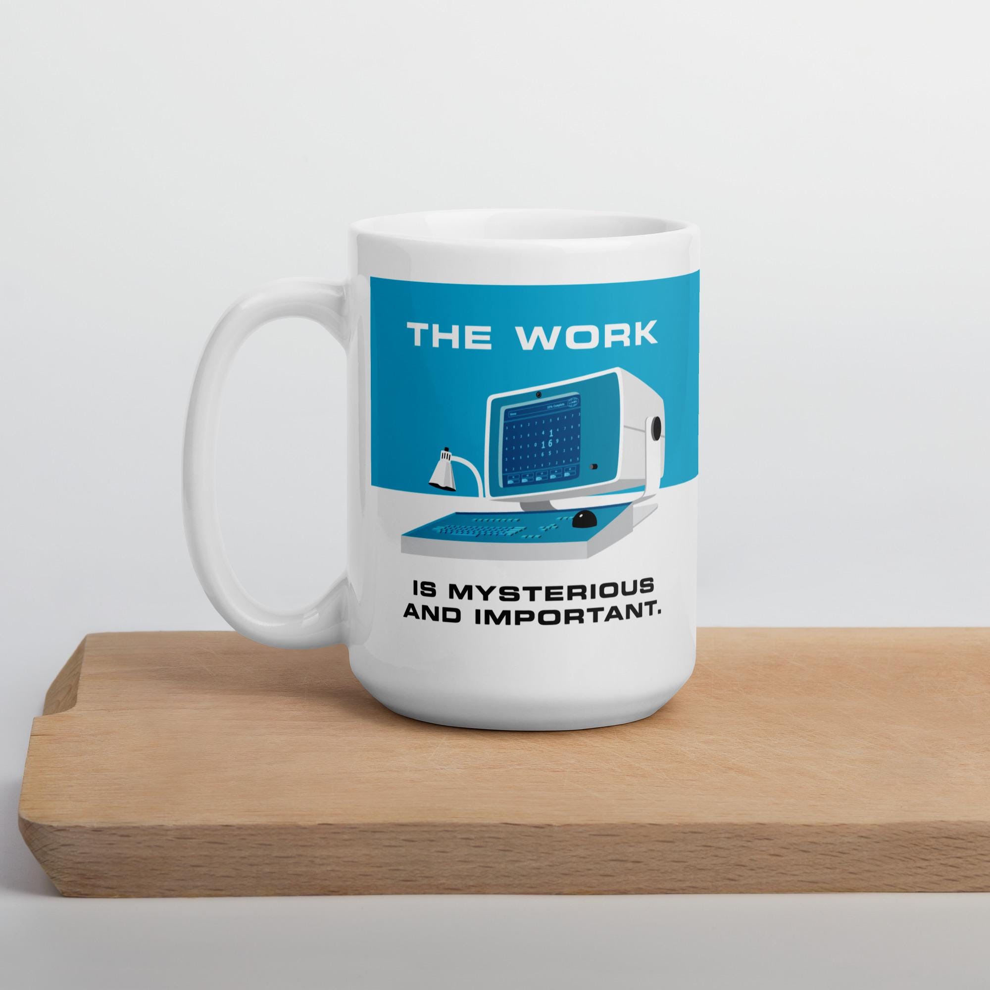Die Arbeit ist geheimnisvoll und wichtig – Abfindung – 15 oz große weiße Keramiktasse – Lumon Industries