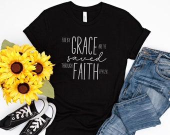 Saved by Grace kristen t-shirt svart, bibelvers-t-shirt, kristna skjortor, trosbaserad skjorta, bibelvers-t-shirt, unisex jersey-t-shirt med kort ärm
