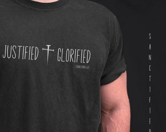 RÄTTFÄRDIGFÖRD, FÖRHÄRLIGAD, HELGAD Kristen T-shirt, Bibelvers T-shirt, Skriftvers, Trobaserad T-shirt, Unisex Kortärmad T-shirt, Ryggdesign