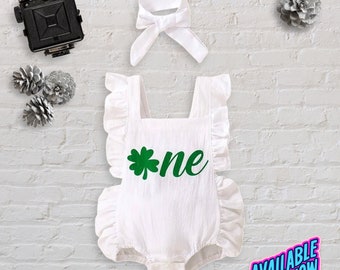 Tenue pour fille en velours pour la Saint-Patrick, barboteuse à monogramme, tenue de bébé fille de la Saint-Patrick, tenue personnalisée de petite fille de la Saint-Patrick, barboteuse