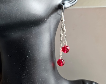 Boucles d'oreilles pendantes rouge rubis et chaîne argentée