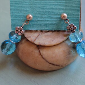 Aqua Translucent Tropfen Perlenohrringe mit silbernen Blumenperlenakzenten