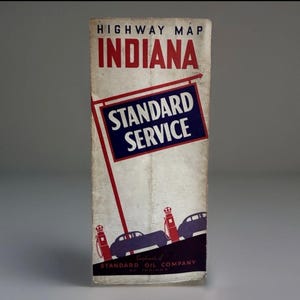 Puede incluir: Mapa de carreteras vintage de Indiana de Standard Oil Company. El mapa presenta un letrero rojo y blanco que dice "Standard Service" sobre un fondo azul. El mapa también muestra ilustraciones de coches y gasolineras.