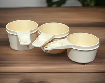 Assortiment de cuillères à mesurer Tupperware vintage : 8 pièces gigognes, couleurs vives ou pomme verte - France