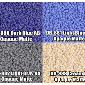 Puede incluir: Cuatro imágenes de primer plano de cuentas de semillas en diferentes colores: azul oscuro, azul claro, gris claro y crema. Cada imagen tiene texto debajo que identifica el color y el código DB-880, DB-881, DB-882 y DB-883. Todas las cuentas son opacas y mate.