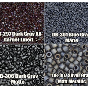 Puede incluir: Cuatro imágenes de primer plano de cuentas de semillas en diferentes colores y acabados. La imagen superior izquierda muestra cuentas de semillas gris oscuro con un acabado forrado de granate. La imagen superior derecha muestra cuentas de semillas gris azulado con un acabado mate. La imagen inferior izquierda muestra cuentas de semillas gris oscuro con un acabado mate. La imagen inferior derecha muestra cuentas de semillas gris plateado con un acabado metálico mate. DB-297 Dark Gray AB Garnet Lined, DB-301 Blue Gray Matte, DB-306 Dark Gray Matte, DB-307 Silver Gray Matt Metallic.