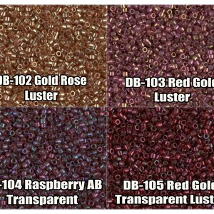 Puede incluir: Cuatro muestras de cuentas de semillas en diferentes colores y acabados. DB-102 Gold Rose Luster, DB-103 Red Gold Luster, DB-104 Raspberry AB Transparent, DB-105 Red Gold Transparent Luster.