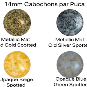 Puede incluir: Cuatro cabujones redondos de 14 mm en diferentes colores y patrones.  Metálico Mate Oro Viejo Manchado, Metálico Mate Plata Vieja Manchado, Opaco Beige Manchado, Opaco Azul Verde Manchado.