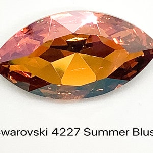 Peut inclure: Gros plan sur un cristal Swarovski en forme de larme de couleur Summer Blush. Le cristal est facett&eacute; et pr&eacute;sente une teinte chaude orange-rouge.