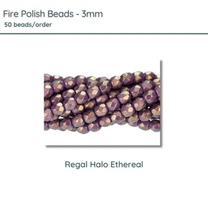 Może przedstawiać: Szereg 3 mm fioletowych koralików z ogniowego polerowania. Koraliki mają fasetowane, tęczowe wykończenie. Koraliki są oznaczone "Regal Halo Ethereal".