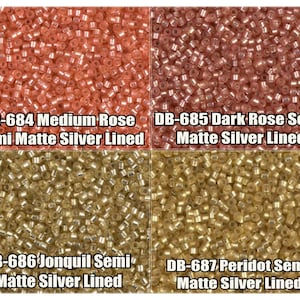 Puede incluir: Cuatro imágenes de primer plano de cuentas de semillas en diferentes colores. Las cuentas están semi-mate con borde plateado. Los colores son rosa medio, rosa oscuro, jonquil y peridoto. El texto de la imagen dice: DB-684 Rosa medio semi-mate plateado, DB-685 Rosa oscuro semi-mate plateado, DB-686 Jonquil semi-mate plateado, DB-687 Peridoto semi-mate plateado.