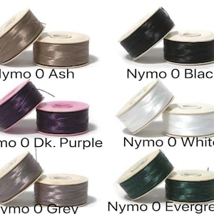 Può includere: Sei bobine di filo Nymo in vari colori: cenere, nero, viola scuro, bianco, grigio e verde.