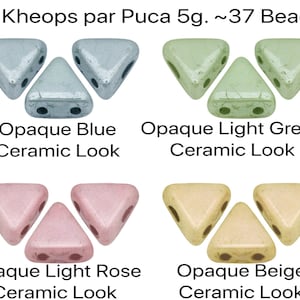 Puede incluir: Tres cuentas de cerámica en forma de triángulo en cuatro colores diferentes: azul opaco, verde claro, rosa claro y beige. Las cuentas pesan aproximadamente 5 gramos y contienen alrededor de 37 cuentas por paquete. Kheops par Puca.