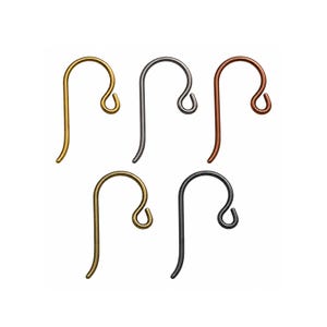 Puede incluir: Cinco ganchos para pendientes de metal dispuestos en grupo, con un diseño curvo en forma de gancho de pastor con un pequeño bucle en el extremo. El conjunto incluye acabados en oro brillante, plata, cobre, latón y tonos de metal negro mate.