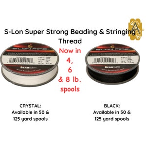 Może przedstawiać: Dwie szpulki nici S-Lon Super Strong Beading & Stringing. Jedna szpulka jest biała, a druga czarna. Obie szpulki są oznaczone "S-Lon Fire" i są dostępne w szpulkach 4, 6 i 8 lb. Biała szpulka jest oznaczona "Crystal" i jest dostępna w szpulkach 50 i 125 jardów. Czarna szpulka jest oznaczona "Black" i jest dostępna w szpulkach 50 i 125 jardów.