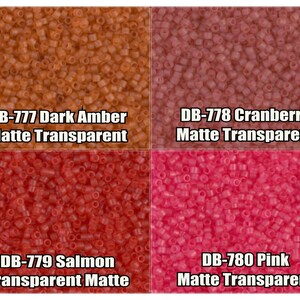 Puede incluir: Cuatro colores diferentes de cuentas de semillas, cada uno en un cuadrado separado. Los colores son ámbar oscuro, arándano, salmón y rosa. Cada cuadrado tiene el nombre del color y el código DB-777, DB-778, DB-779 y DB-780, respectivamente. Todas las cuentas son mate y transparentes.