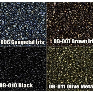 Peut inclure: Quatre couleurs différentes de perles de rocaille, iris gunmetal, iris brun, noir et olive métallisé. Les perles sont petites et rondes, et elles sont disposées en damier.