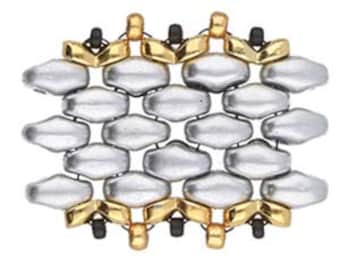 Puede incluir: Un brazalete de cadena plateado y dorado con un diseño tejido. El brazalete está hecho de pequeños eslabones ovalados.