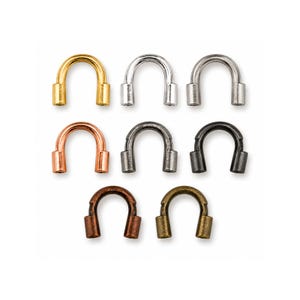 Peut inclure: Huit embouts de cordon en métal en forme de U disposés sur trois rangées. Les finitions incluent l'or poli, l'argent brillant, l'argent mat, le cuivre, le bronze à canon, le noir, le cuivre antique et le laiton antique.