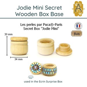 May include: A wooden box base for a secret box, measuring 30 mm tall and 34 mm wide. The box is made of wood and is labeled "Jodie Mini Secret Wooden Box Base". The box is used in the "Ecrin Surprise Box" by Puca Paris.