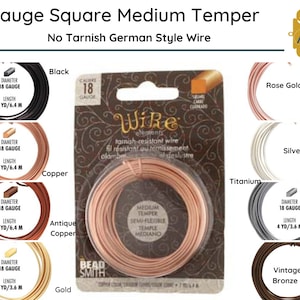 Puede incluir: Primer plano de un paquete de alambre cuadrado de calibre 18 de temple medio. El alambre está disponible en 10 colores diferentes: negro, cobre, cobre antiguo, oro, oro rosa, plata, titanio, bronce vintage y dos tonos de gris. El paquete incluye el texto "Wire" y "tarnish-resistant wire".