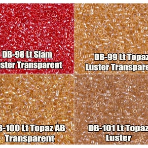 Pode incluir: Quatro cores diferentes de contas de sementes, dispostas em uma grade. A parte superior esquerda é vermelha, a superior direita é laranja claro, a inferior esquerda é dourada e a inferior direita é um tom dourado mais claro. As contas são etiquetadas com sua cor e tipo: DB-98 Lt Siam Luster Transparent, DB-99 Lt Topaz Luster Transparent, DB-100 Lt Topaz AB Transparent e DB-101 Lt Topaz Luster.