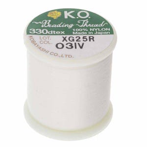 Pode incluir: Um carretel de fio para miçangas K.O. branco, 100% nylon, com o texto "330dtex" e "Made in Japan". O rótulo também inclui o texto "XG25R" e "031V".