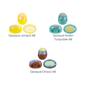 Puede incluir: Una selección de tres tipos de cuentas opacas en amarillo, verde-azulado y marrón. Cada tipo de cuenta tiene un color diferente y el texto "Opaque Jonquil AB", "Opaque Green Turquoise AB" y "Opaque Choco AB". Las cuentas son ovaladas y cilíndricas.