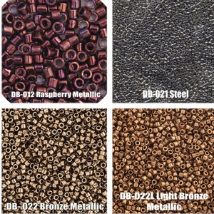 Puede incluir: Primer plano de cuatro colores diferentes de cuentas de semillas. Los colores son metálico frambuesa, acero, metálico bronce y metálico bronce claro. Las cuentas son pequeñas y redondas, y están dispuestas en un patrón de cuadrícula.