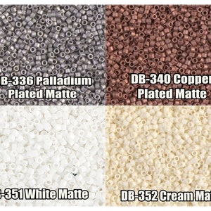 Puede incluir: Cuatro imágenes de primer plano de cuentas de semillas en diferentes colores. La imagen superior izquierda muestra cuentas de semillas grises etiquetadas como "DB-336 Palladium Plated Matte". La imagen superior derecha muestra cuentas de semillas de cobre etiquetadas como "DB-340 Copper Plated Matte". La imagen inferior izquierda muestra cuentas de semillas blancas etiquetadas como "DB-351 White Matte". La imagen inferior derecha muestra cuentas de semillas crema etiquetadas como "DB-352 Cream Matte".