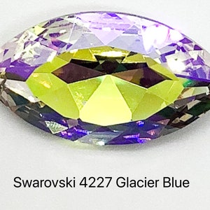 Peut inclure: Un cristal clair, facett&eacute;, de forme marquise avec une finition arc-en-ciel iris&eacute;e. Le cristal est &eacute;tiquet&eacute; "Swarovski 4227 Glacier Blue".