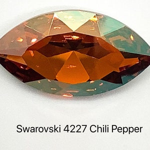 Peut inclure: Un seul cristal Swarovski en forme de larme, facett&eacute;, rouge orang&eacute; avec un reflet iridescent vert. Le cristal est &eacute;tiquet&eacute; "Swarovski 4227 Chili Pepper".