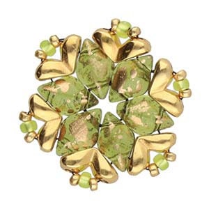 Puede incluir: Un abalorio de cuentas en forma de copo de nieve verde y dorado con acabado metálico. El abalorio está hecho de vidrio y metal.