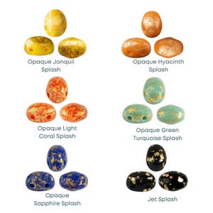 Puede incluir: Colección de cuentas opacas en varios colores, incluyendo amarillo, naranja, rojo, turquesa, azul y negro. Cada cuenta tiene un diseño moteado, similar a salpicaduras. El texto en la imagen dice: "Opaque Jonquil Splash", "Opaque Hyacinth Splash", "Opaque Light Coral Splash", "Opaque Green Turquoise Splash", "Opaque Sapphire Splash", y "Jet Splash".