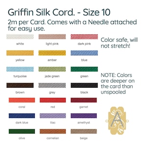 Puede incluir: Una carta de colores de Griffin Silk Cord en tamaño 10, que muestra 18 colores diferentes. Cada color se muestra en una tarjeta de 2 metros con una aguja adjunta. El texto "Color safe, will not stretch!" y "NOTE: Colors are deeper on the card than unspooled" también está incluido.