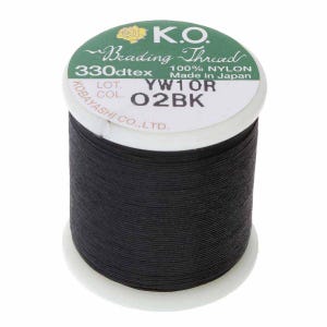 Pode incluir: Um carretel de fio preto para miçangas. O rótulo diz "K.O. Beading Thread", "330dtex 100% NYLON Made in Japan". O carretel tem uma base branca e um rótulo verde e branco. Ideal para fazer joias.