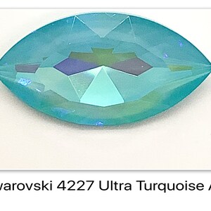 Peut inclure: Un cristal Swarovski bleu turquoise avec une finition iris&eacute;e. Le cristal est en forme de marquise et a une extr&eacute;mit&eacute; pointue.