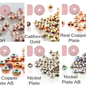 Op de afbeelding: Zes verschillende soorten glazen kralen, elk met een andere afwerking. De kralen zijn allemaal rond en hebben een facetgeslepen ontwerp. De afwerkingen omvatten full capri, California gold, echt koperen plaat, echt koperen plaat AB, nikkelplaat en nikkelplaat AB.