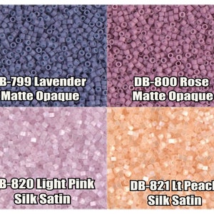 Puede incluir: Cuatro imágenes de primer plano de cuentas de semillas en diferentes colores y acabados. La imagen superior izquierda muestra cuentas de semillas opacas mate lavanda. La imagen superior derecha muestra cuentas de semillas opacas mate rosa. La imagen inferior izquierda muestra cuentas de semillas de satén de seda rosa claro. La imagen inferior derecha muestra cuentas de semillas de satén de seda melocotón claro.