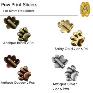 Könnte beinhalten: Pfotenabdruck-Schieber in Antikmessing, glänzendem Gold, Antikkupfer und Antik Silber. Die Schieber sind 5 oder 10 mm flache Schieber.  "Paw Print Sliders" und "5 or 10mm Flat Sliders" sind oben im Bild in schwarzer Schrift geschrieben.