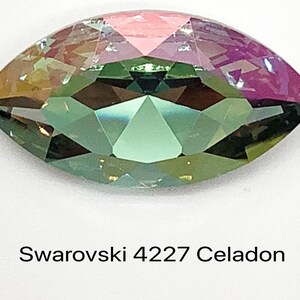 Peut inclure: Un cristal Swarovski de forme marquise, vert et iridescent, avec le texte "Swarovski 4227 Celadon" en dessous.
